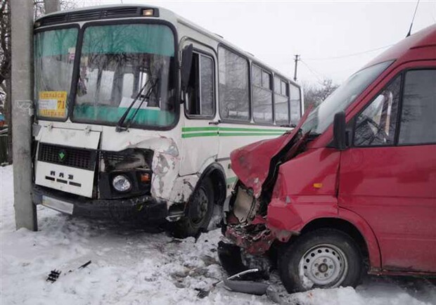 Рейсовый автобус от столкновения с "Меседесом" врезался в опору. Фото ГАИ УМВД Украины
