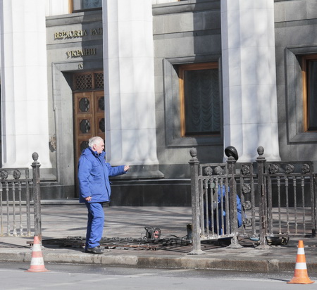 Водителя, который протаранил парламент, накажут не сильно. Фото Юрия Сапожникова