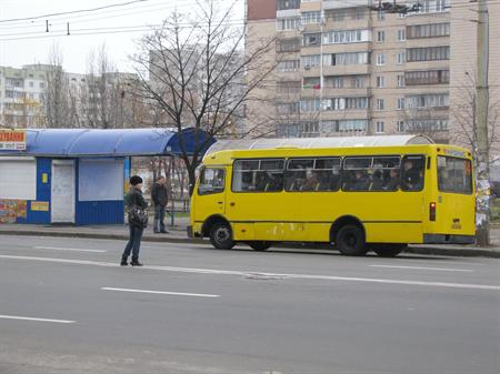 ГАИ убедительно просит киевских водителей внимательно следить за дорогой и пропускать пешеходов. Фото Ольги Кромченко. 