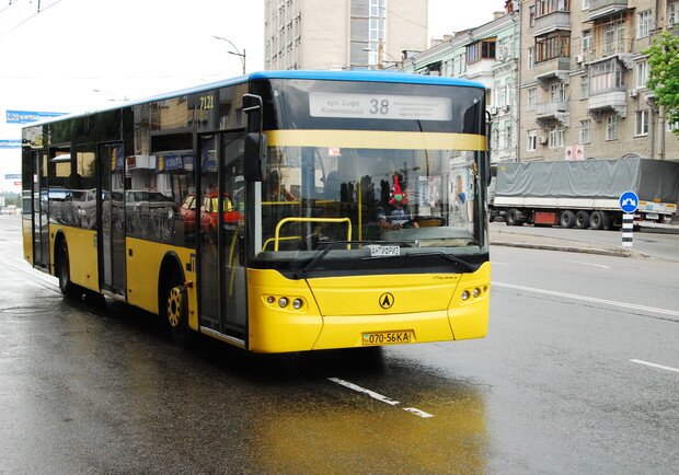 Почти 400 новеньких автобусов и троллейбусов появятся в Киеве в 2011 году. Фото Николая Лещука.