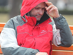 Бинты Чижмарь прячет под капюшоном куртки.
Фото Kp.ua