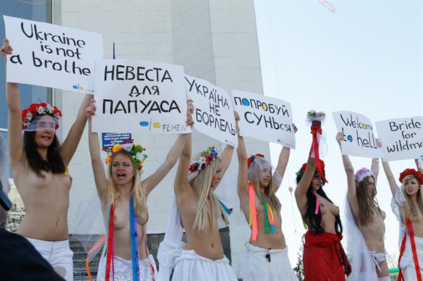 Какой там секс - "феменки" до смерти напугали новозеландского туриста. Фото: FEMEN.