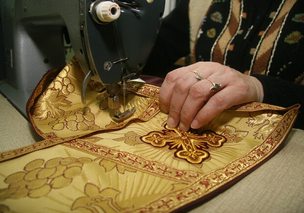 За пошив одежды для священнослужителей в Лавре платят 700-1500 гривен в месяц. Фото Артема Пастуха.
