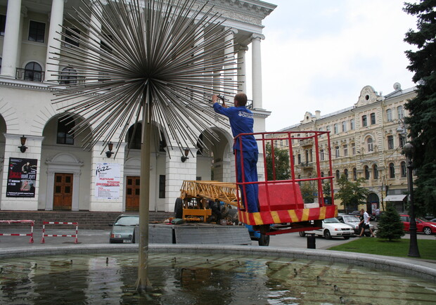 На фонтане в центре в месяц собирают три тысячи гривен. Фото Максима Люкова