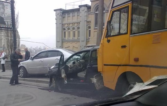 В одном из двух вчерашних ДТП пострадали не меньше пяти машин. Фото Дмитрия Артеменко, "КП в Украине".