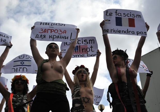 Активистки воюют с фашизмом голыми руками и грудьми. Фото FEMEN
