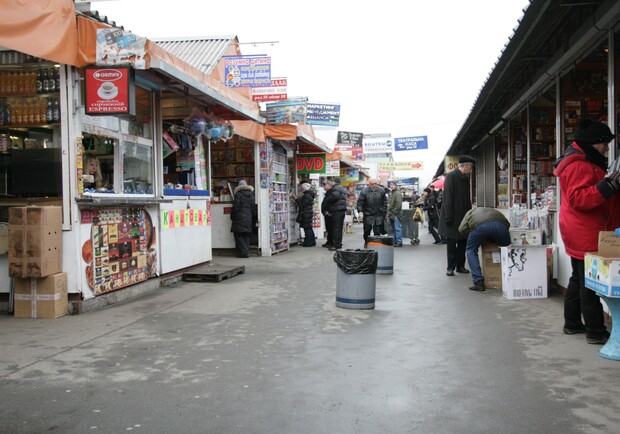 Вещевой, книжный и хозяйственный рынки на "Петровке" 1 мая, скорее всего, работать не будут. Также не будут работать рынки на Троещине. Фото Артема Пастуха.