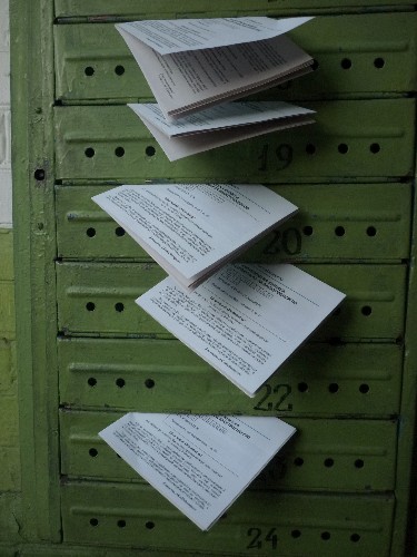 Новые расчетные книжки от "Киевэнерго" застряли в щелях между почтовыми ящиками. Фото блогера polar-bird.