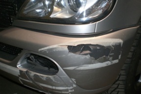У "Мерса" мошенников повреждены передний бампер, левое крыло и фара. Фото с сайта toneto.net.