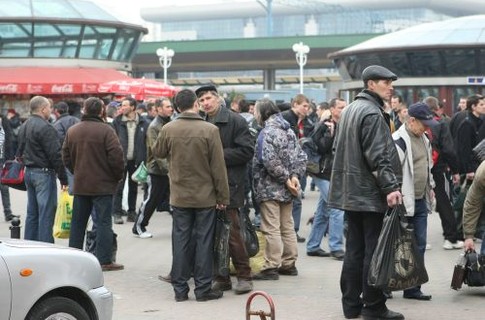Биржа труда возле вокзала значительно поредела. Фото с сайта segodnya.ua.