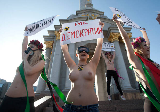 Протестующих "феменок" задержали и даже травмировали. Фото Валентина Огиренко с сайта femen.livejournal.com.