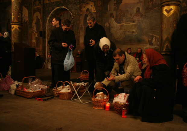 Массовое скопление людей и зажженные свечи на Пасху беспокоят спасателей. Фото Артема Пастуха