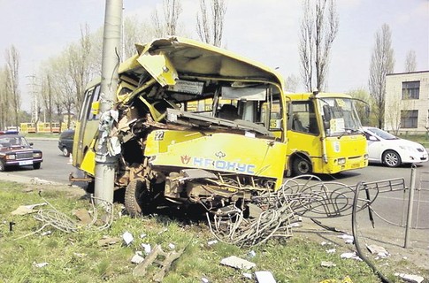 В салоне на момент аварии находилось трое пассажиров. Фото Е. Касьяновой, segodnya.ua