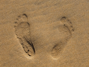 Кто сказал, что взрослым нельзя играться с песком? Фото с сайта www.sxc.hu.