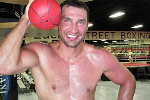 Берегись, Хэй. Кличко сломал грушу в тренировочном зале. Фото с сайта  Fightnews.com