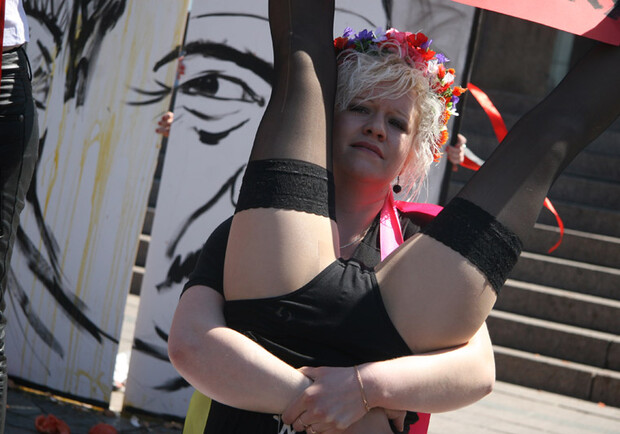 Таким неординарным образом "феменки" сегодня веселили народ на Майдане. Фото Ярослава Дебелого с сайта femen.livejournal.com.