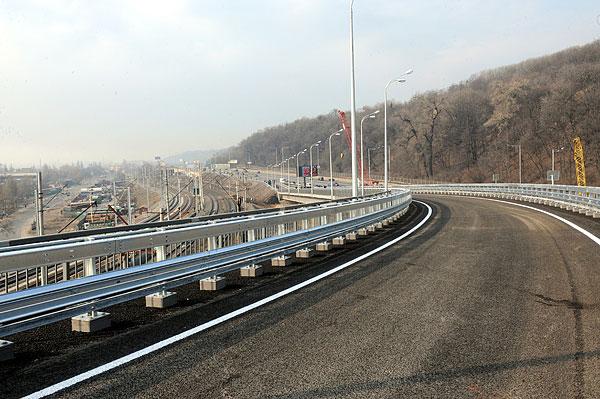 Мост обустраивают новыми подъездами. Фото пресс-службы КГГА