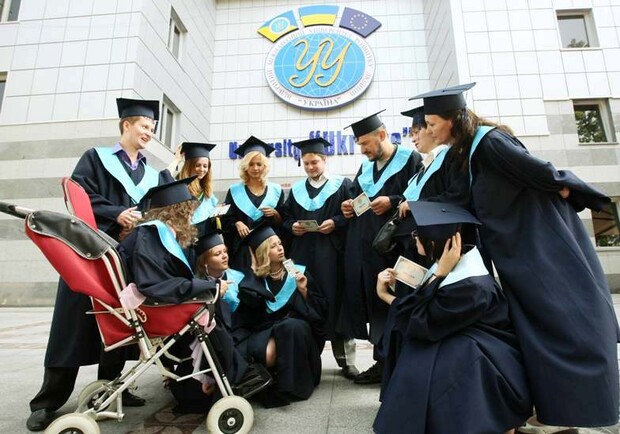 Студенты "Украины" с карандашами наголо отправляются штурмовать деканат. Фото с сайта www.vmurol.com.ua.