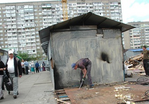 Рабочие разобрали около 40 торговых лотков.
Фото Лады Бондаренко, "Газета по-киевски".