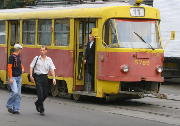Трамвай сошел с рельс, пострадала женщина.
Фото Максима Люкова