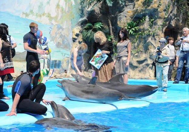 Сегодня в Харьковском дельфинарии "Немо" прошла творческая встреча с французской актрисой. Фото с сайта Харьковского горсовета.