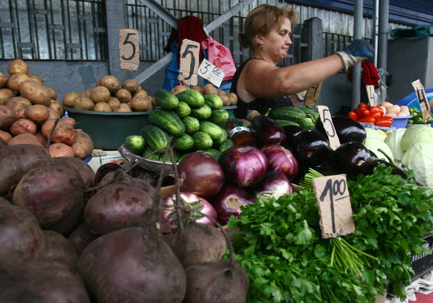 На столичных рынках дешевеют овощи.
Фото Максима Люкова