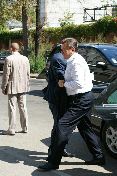 Янукович попытался прогуляться по Киеву инкогнито.
Фото Ярослава Полушкина