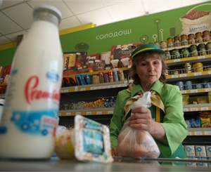 В супермаркетах молоко дешевле на 13 копеек.
Фото Артема Пастуха