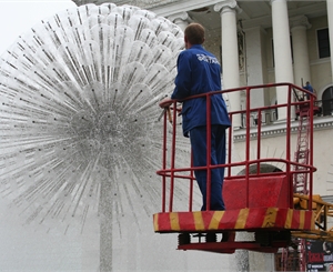Коммунальщикам пришлось возиться с фонтаном более 12 часов.
Фото Максима Люкова.