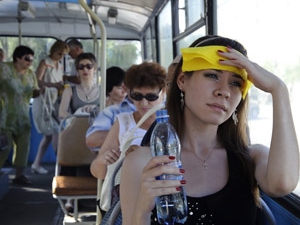 Будем продолжать изнывать от жары в транспорте...
Фото из архива "КП в Украине"