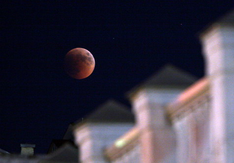 На этой неделе киевляне наблюдали вот такую вот луну. Фото phylloscopus.livejournal.com