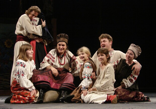 Театр Франка готовится последний раз за сезон показать "Кайдашеву семью". Фото с сайта ft.org.ua