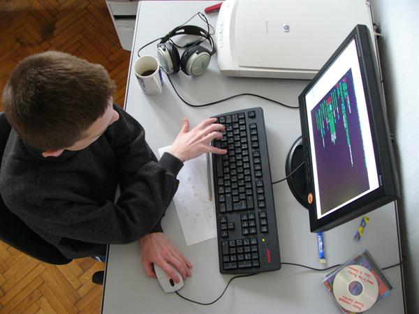 Современные школьники не прочь подработать в Интернете. Лишь бы не в поля! Фото с сайта sxc.hu. 