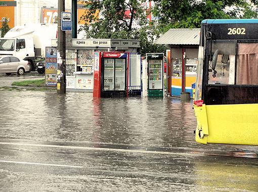 Киевский транспорт парализовали дожди. Фото Андрея Литвиненко