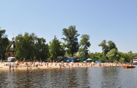 Официально это единственный пляж, где можно купаться. Фото с сайта pleso.com.ua