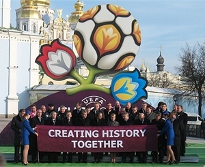 Главный евро-трофей прибыл в столицу Украины.
Фото с сайта ukraine2012.gov.ua. 
