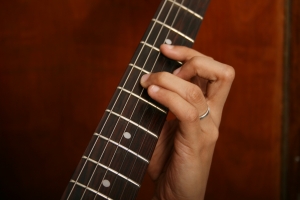 А вы сможете сыграть на воображаемой гитаре так, чтобы все поверили? Фото с сайта www.sxc.hu.