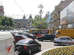 Жители города недовольны бесконечными заторами на главной улице столицы.
Фото Максима Люкова