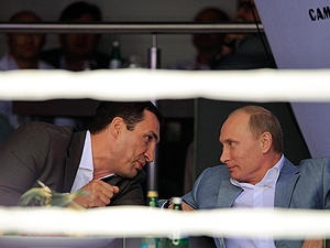 Владимир Кличко и Владимир Путин разместились прямо возле канатов ринга. Фото Reuters