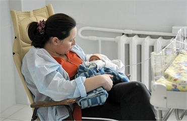 Юных матерей больше не будут разлучать с детьми. Фото с сайта kmv.gov.ua