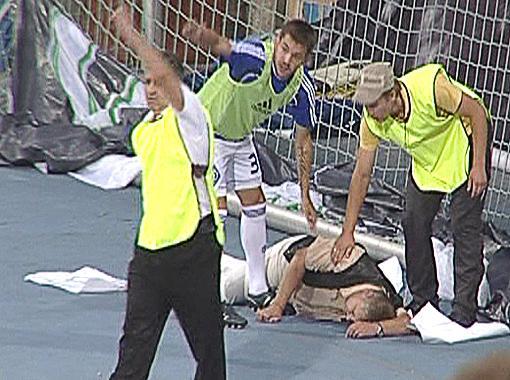 Футбольные фанаты превратились в зверей и избили водителя "Динамо". Фото с сайта kp.ua. 