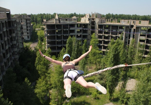 Прыгают даже девушки. Фото: http://vkontakte.ru