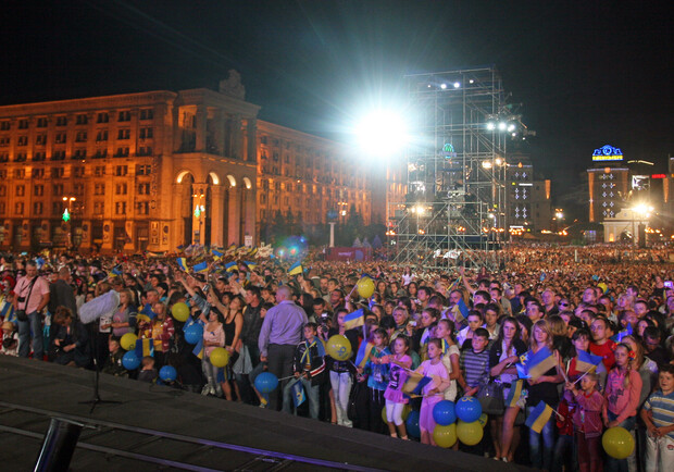 Теперь праздники на Майдане будут заканчиваться строго в 22:00! Фото Антона Лущика.