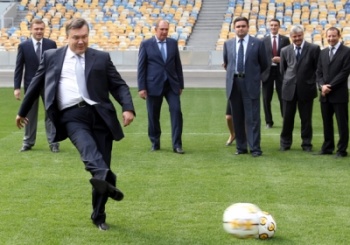 Янукович первым ударил по мячу на "Олимпийском".
Фото ukraine2012.gov.ua