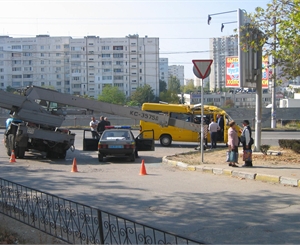 В раздавленной краном севастопольской маршрутке была 31-летняя беременная женщина. Фото ГАИ