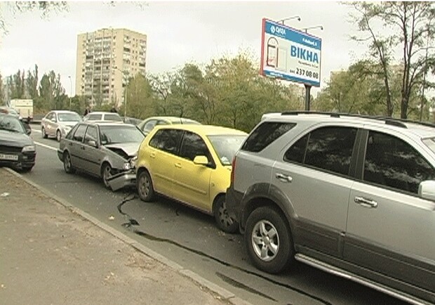 На Русановской Набережной столкнулись три авто.
Фото: "Магнолия ТВ"