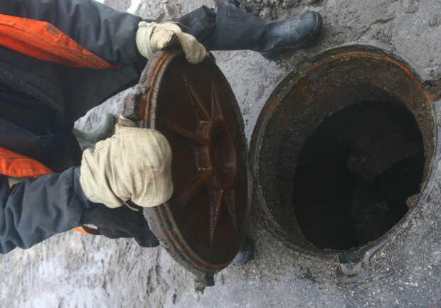 Теперь канализационные люки в Киеве будут под замком. Фото Максима Люкова
