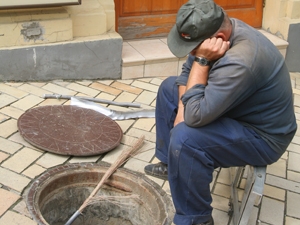 Киевлянам стоит смотреть под ноги внимательно, чтобы не угодить в канализационный люк. Фото Максима Люкова