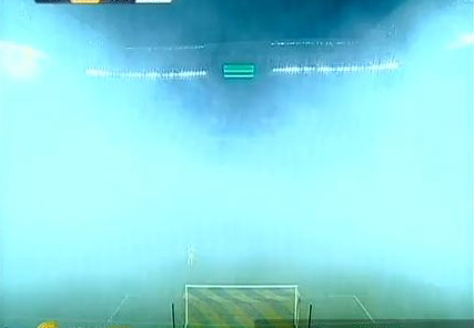 Стадион заволокло густым дымом. Кадр из видео