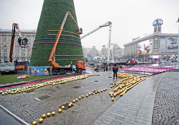 Украшение елки не понравилось не только киевлянам... Фото с сайта www.the-village.ru.